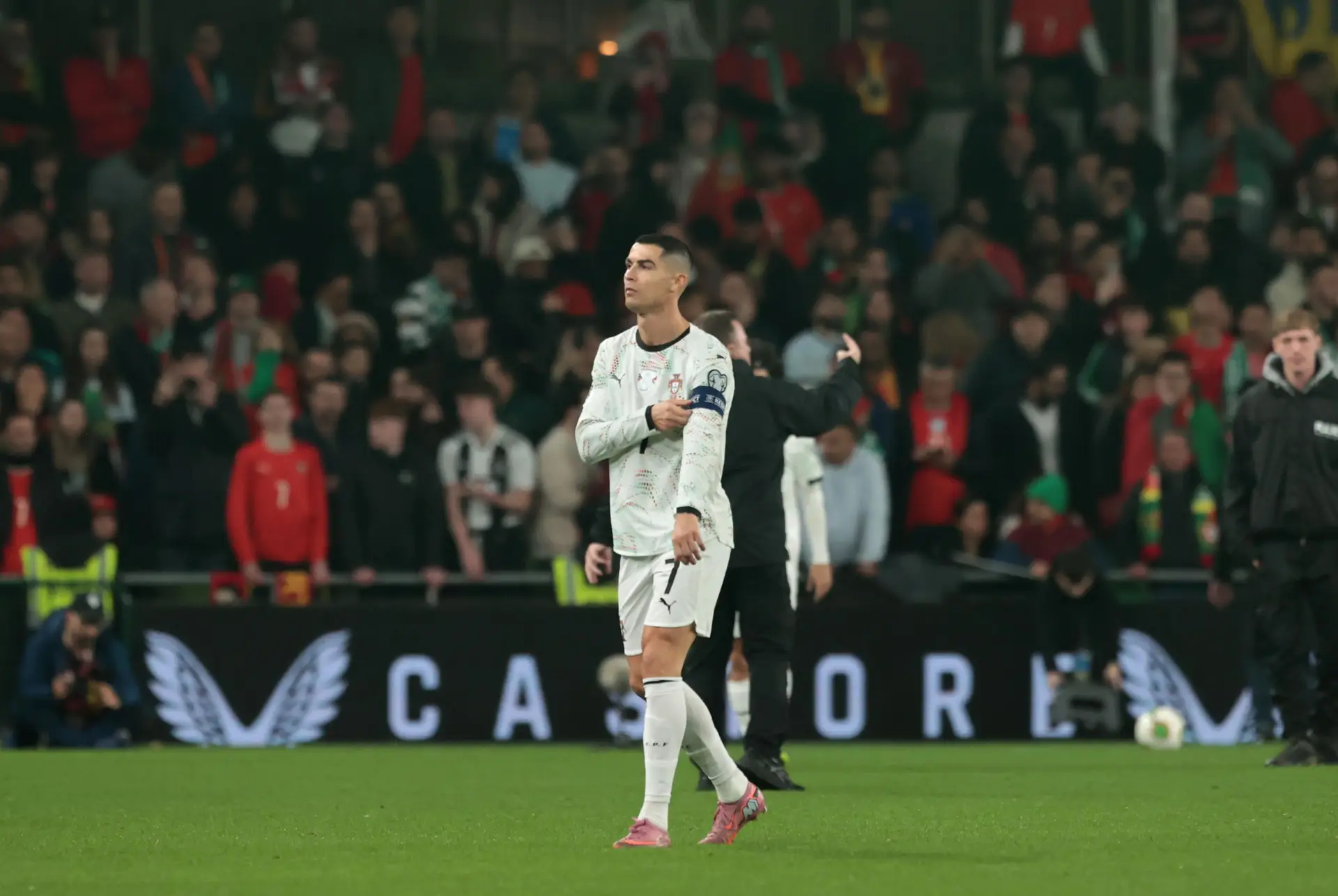 Cristiano Ronaldo viu o primeiro cartão vermelho da carreira ao serviço da Seleção Nacional