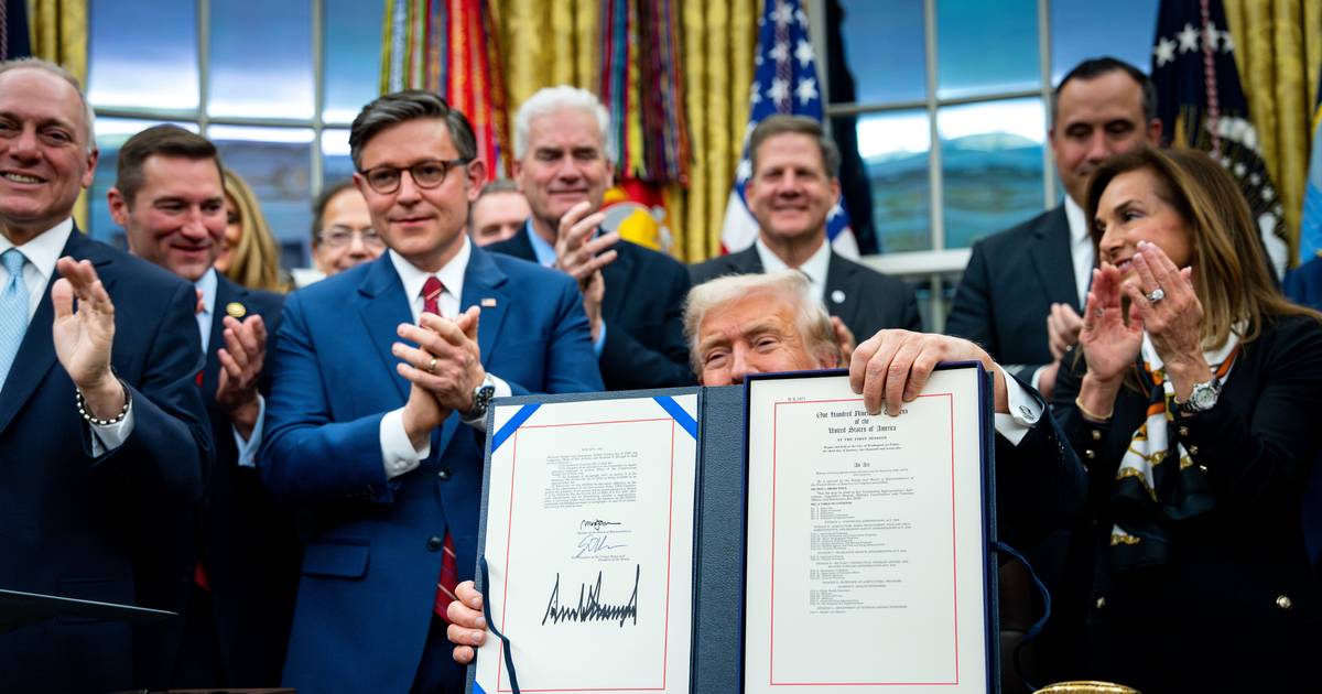 Governo federal dos EUA volta a funcionar após 43 dias de paragem com assinatura de Trump