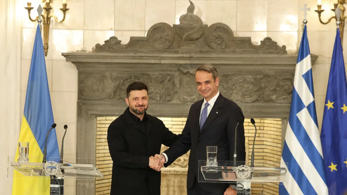 O Primeiro-Ministro da Grécia, Kyriakos Mitsotakis, à direita, e o Presidente da Ucrânia, Volodymyr Zelensky, na Mansão Maximos, em Atenas, Grécia, no domingo, 16 de novembro de 2025.