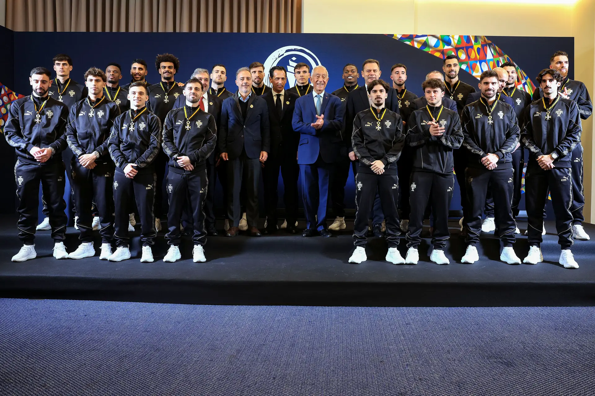 O Presidente da República, Marcelo Rebelo de Sousa (centro-direita), o primeiro-ministro, Luís Montenegro (direita), o presidente da Câmara do Porto, Pedro Duarte (centro-esquerda), e o presidente da Federação Portuguesa de Futebol (FPF), Pedro Proença (centro), participaram na homenagem à Seleção Nacional de futebol, que conquistou a Liga das Nações em junho de 2025.