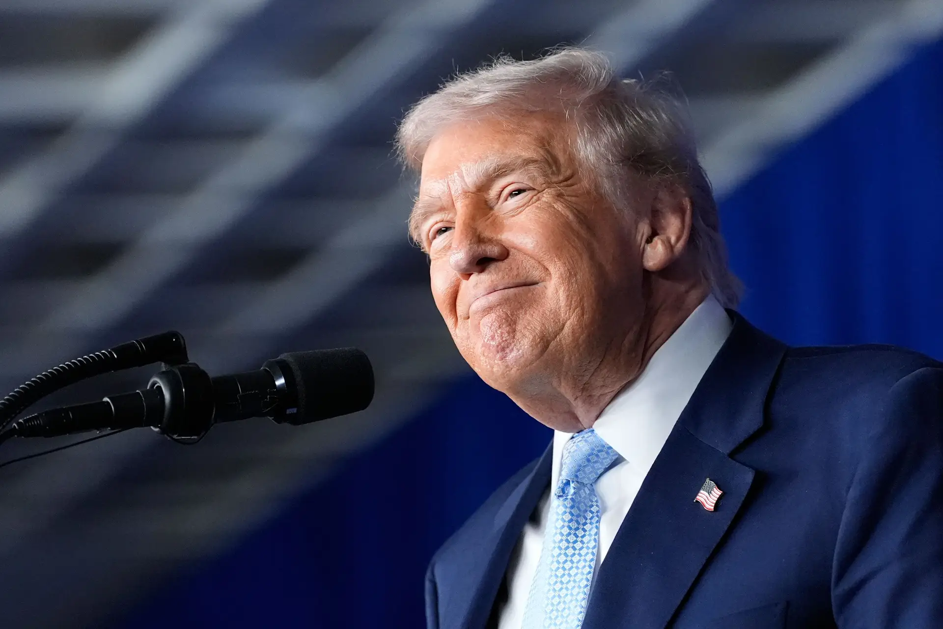 Os avanços, recuos e ruturas de Donald Trump por causa dos ficheiros Epstein