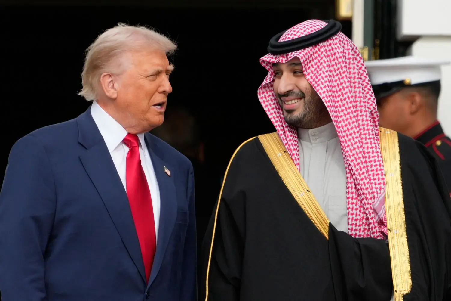 O Presidente Donald Trump recebe o príncipe herdeiro da Arábia Saudita, Mohammed bin Salman, na Casa Branca, esta terça-feira, 18 de novembro de 2025, em Washington.