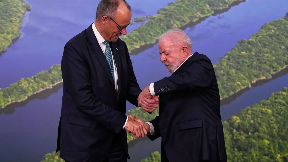 O presidente do Brasil, Luiz Inácio Lula da Silva, à direita, e o chanceler da Alemanha, Friedrich Merz, após reunião durante a Cimeira Climática das Nações Unidas COP30, em Belém, Brasil, na sexta-feira, 7 de novembro de 2025.