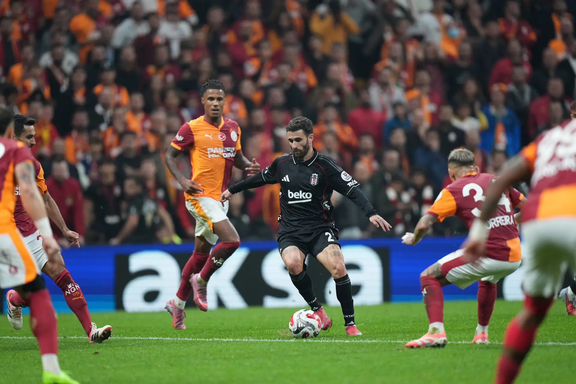 Braço de ferro entre Besiktas e Rafa Silva: jogador quer sair e ainda não treinou esta semana