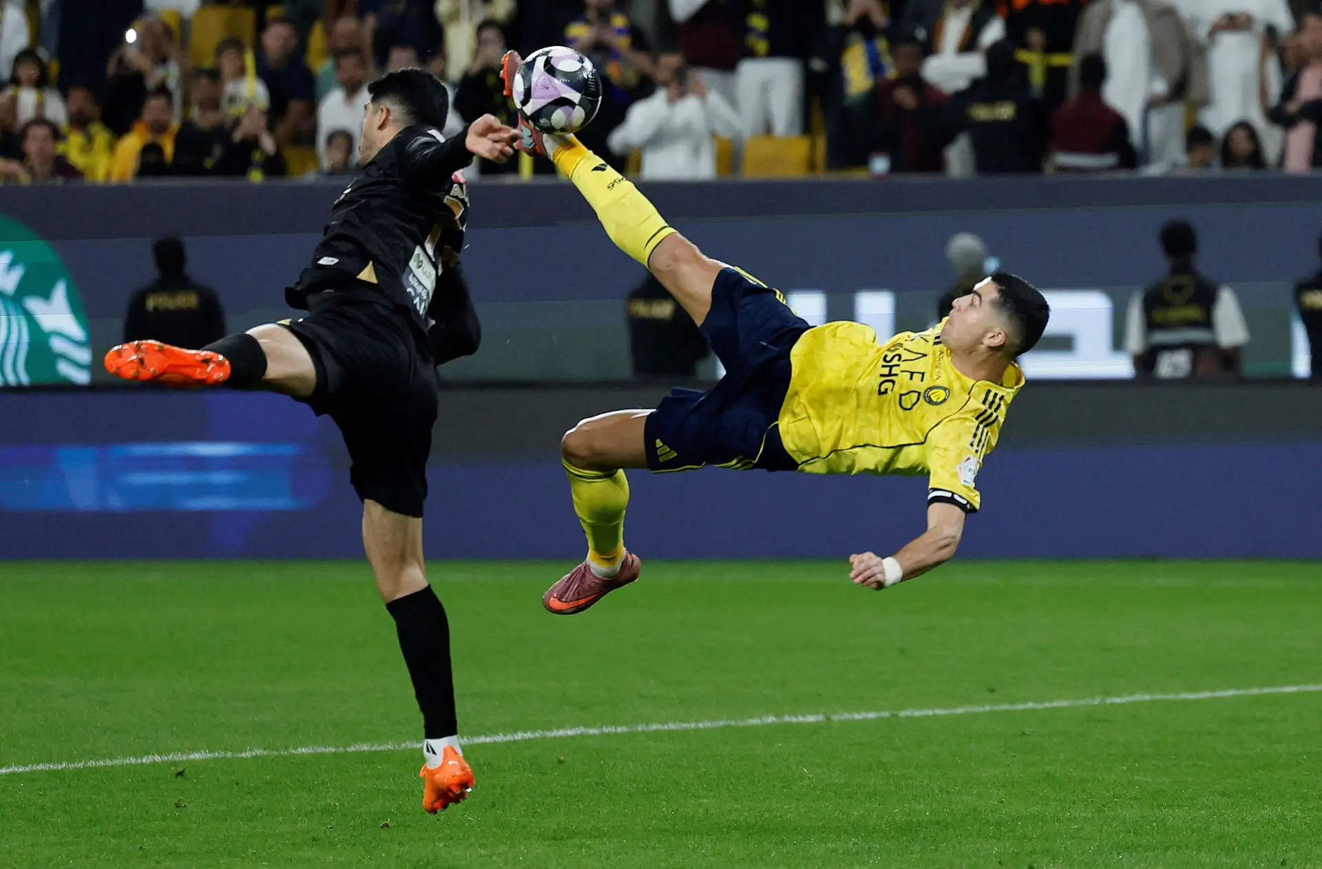 Ronaldo marca de bicicleta no triunfo do Al-Nassr, João Félix também brilhou  - SIC Notícias