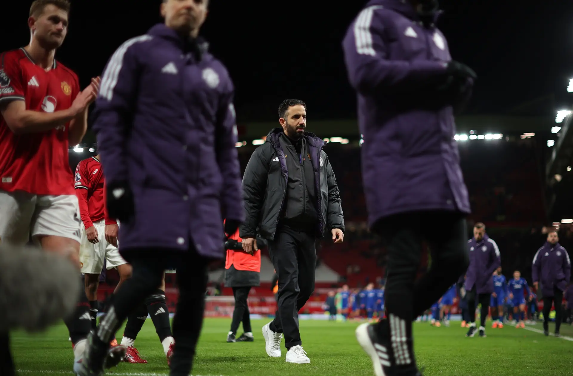 United derrotado em casa pelo Everton em jogo com expulsão inusitada