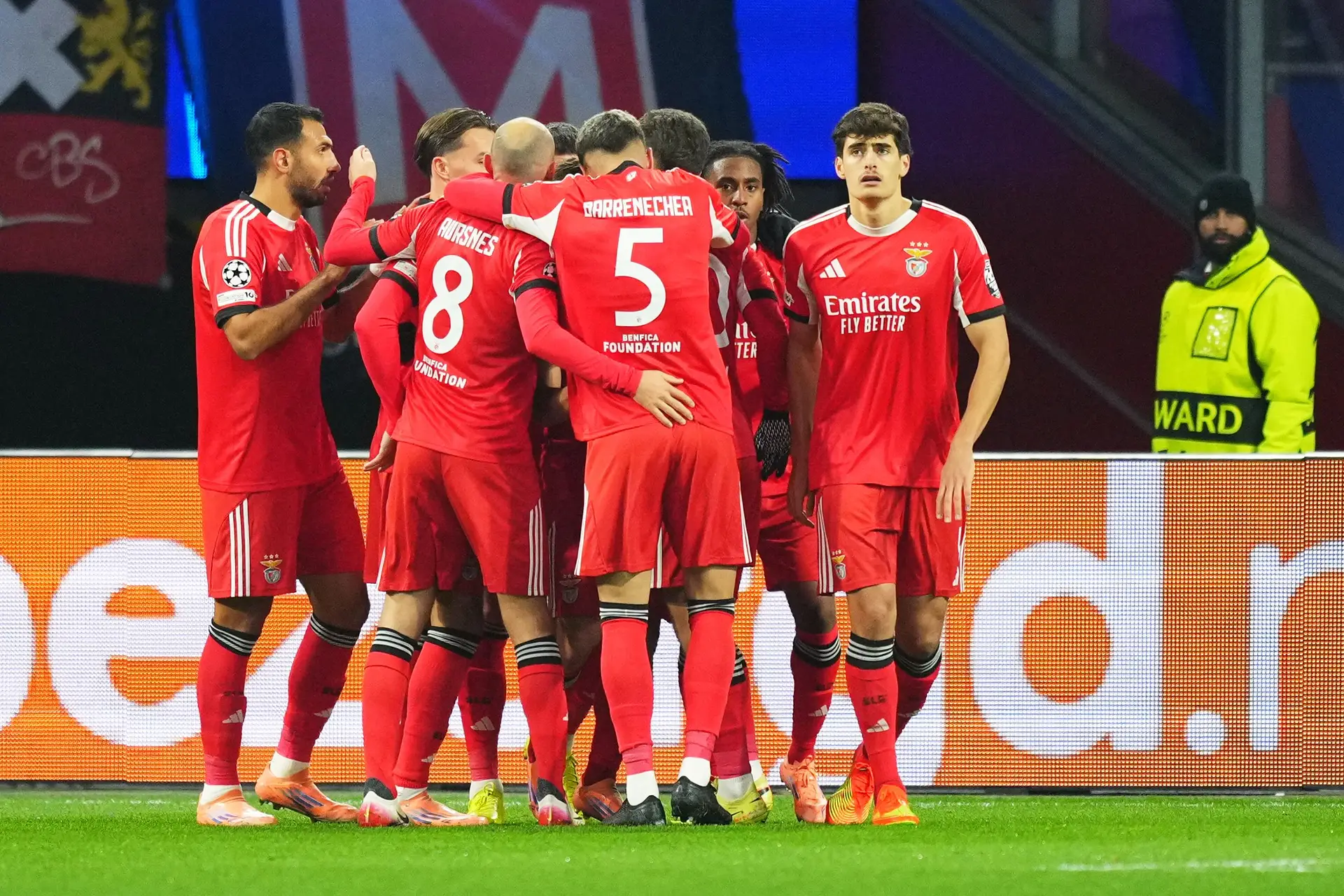 Benfica vence na casa do Ajax e quebra série negra na Liga dos Campeões