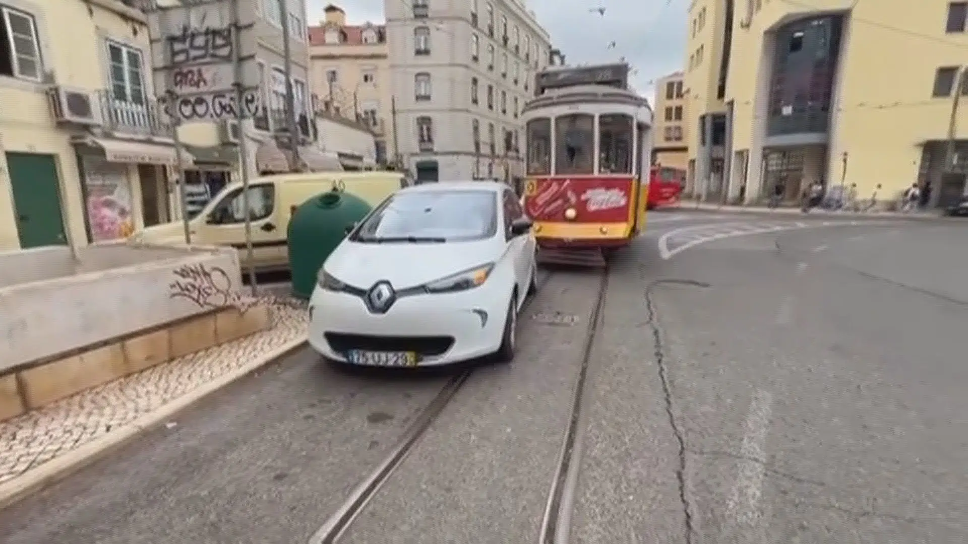 Vice-presidente do Chega bloqueia elétrico ao deixar carro mal estacionado no Martim Moniz