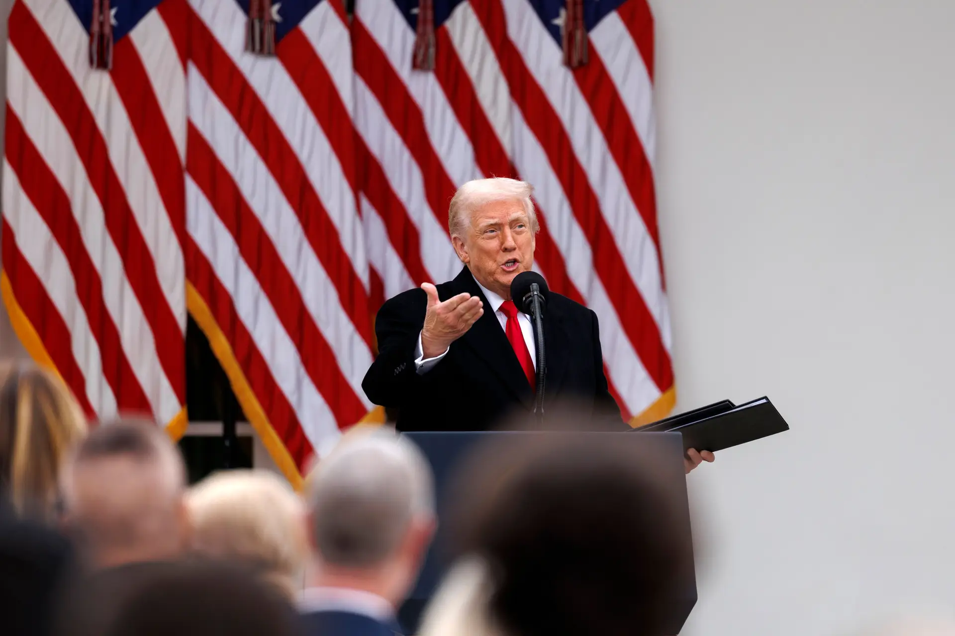 Donald Trump faz ultimato a Nicolás Maduro