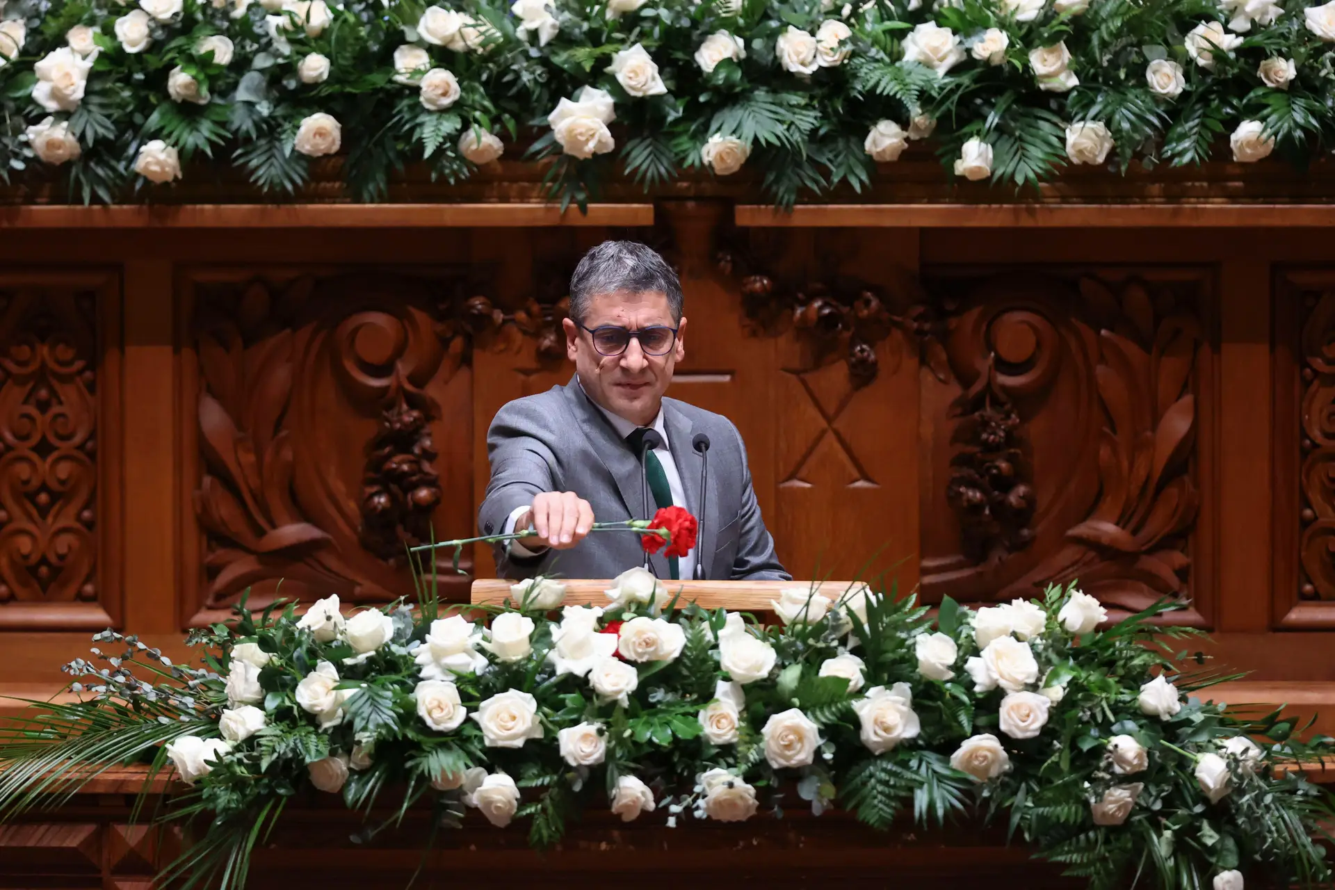‘Guerra’ entre rosas brancas e cravos vermelhos marcou sessão dos 50 anos do 25 de Novembro no Parlamento