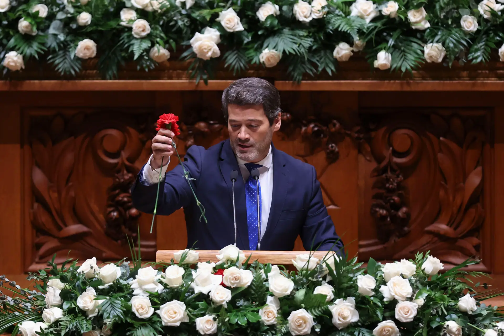 ‘Guerra’ entre rosas brancas e cravos vermelhos marcou sessão dos 50 anos do 25 de Novembro no Parlamento