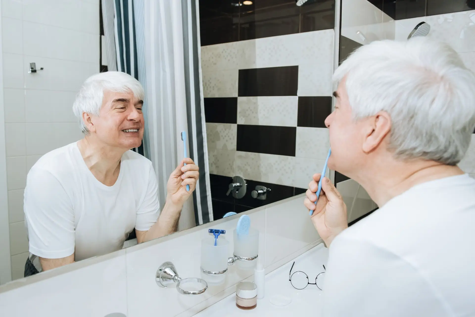 Efeitos do envelhecimento na cavidade oral e nos dentes: o que muda e como prevenir