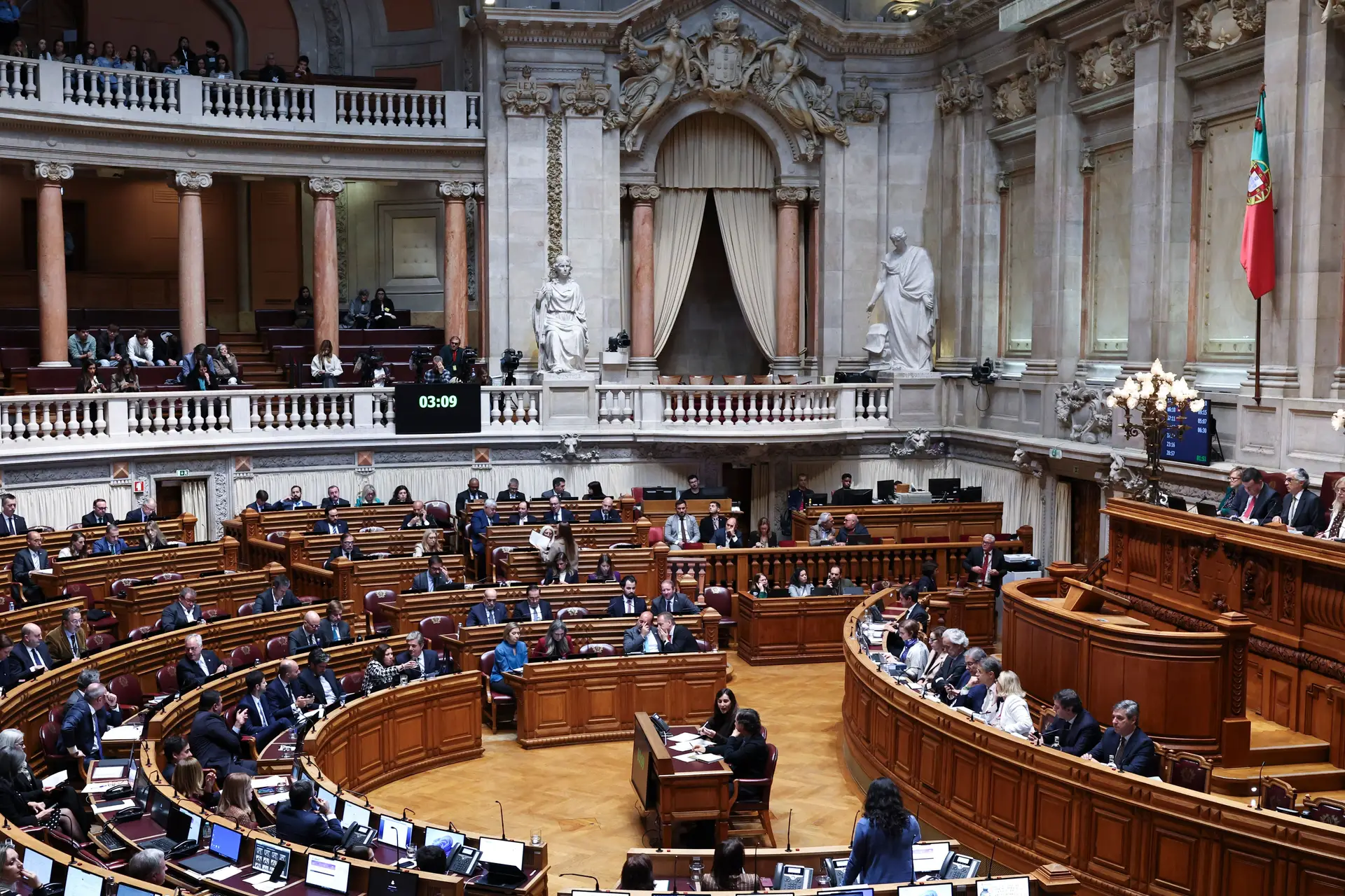 Parlamento debate lay-off pago a 100% a trabalhadores de empresas afetadas pelas tempestades