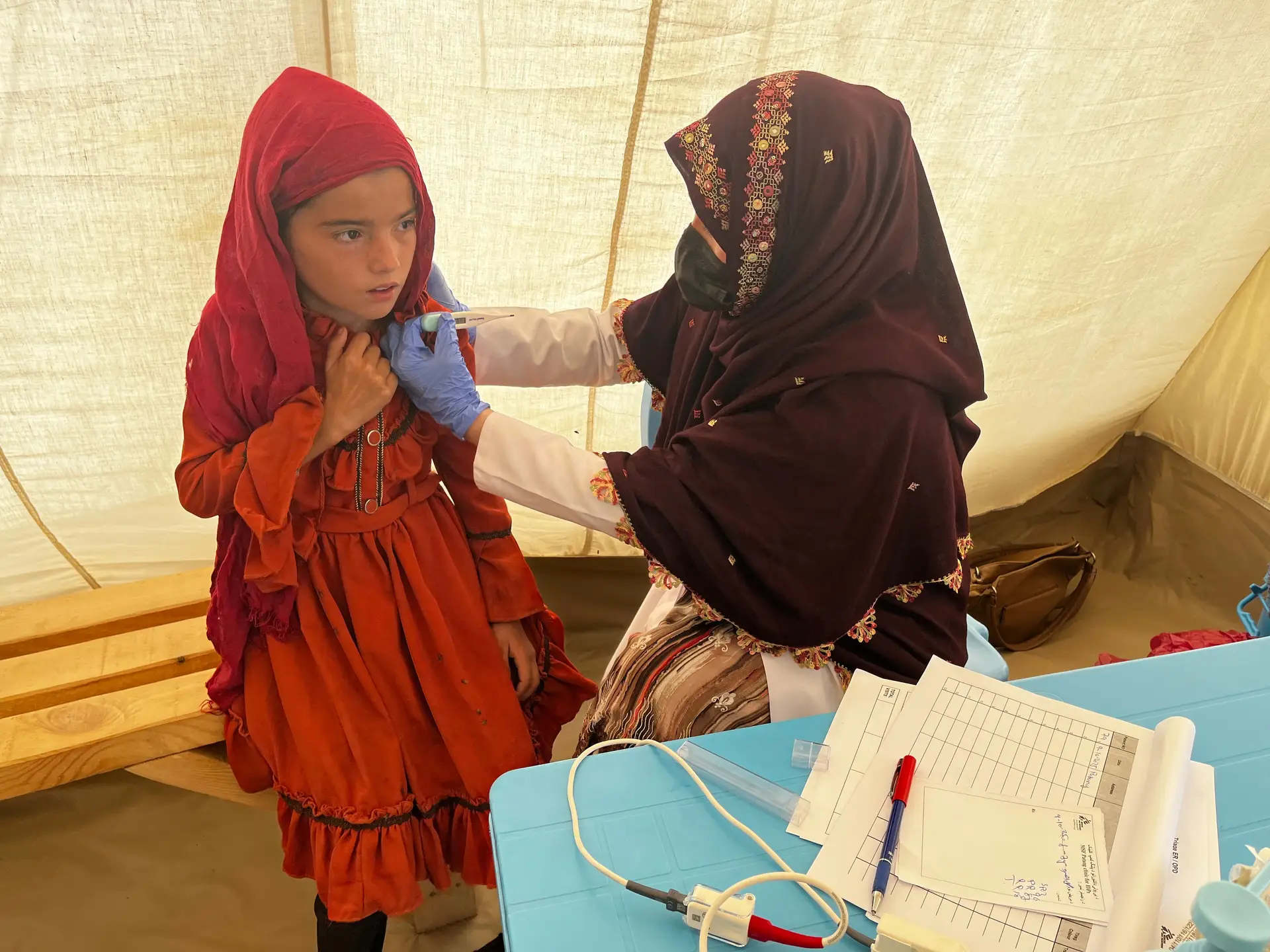 "Tudo colapsou": histórias de sobrevivência no Afeganistão com o som do sismo ainda na memória