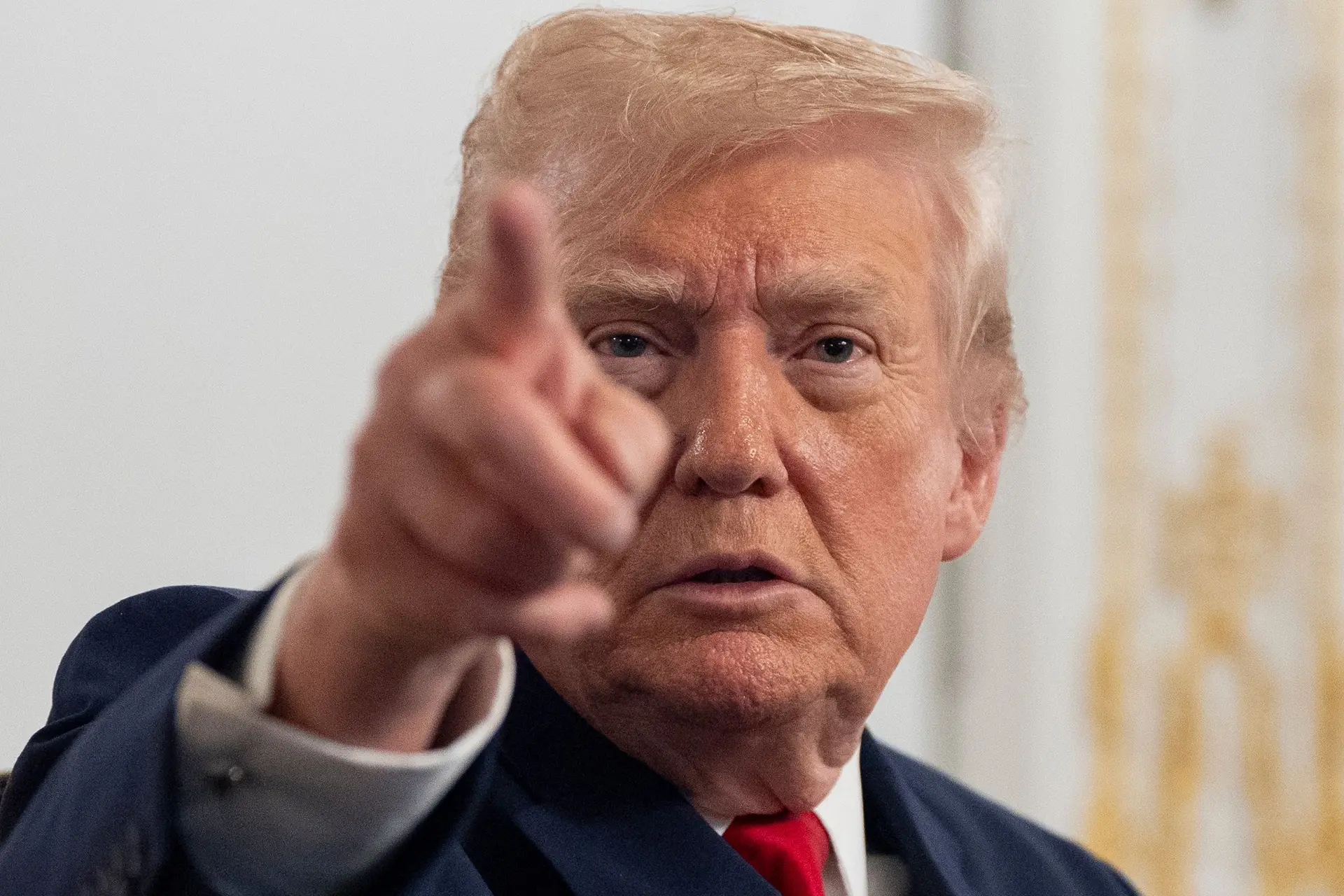 Trump alarga proibição de viagens a mais cinco países e restringe entrada de palestinianos nos Estados Unidos