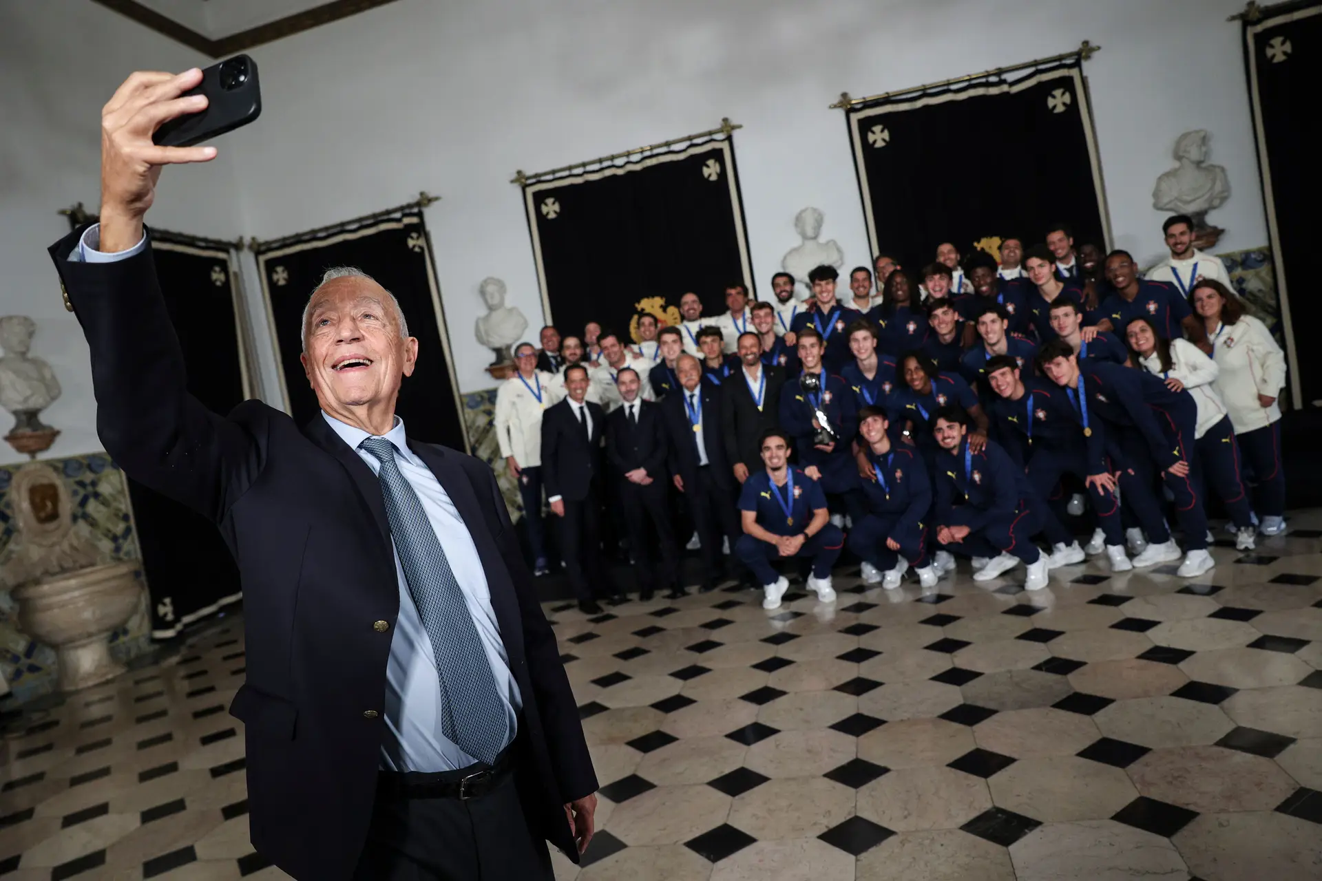 A receção aos campeões: seleção sub-17 vai ser condecorada por Marcelo em janeiro, festa segue na Cidade do Futebol