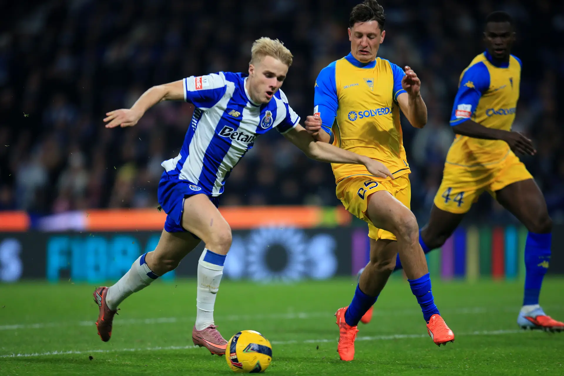 Primeira Liga: FC Porto vence Estoril pela vantagem mínima e mantém a liderança isolada