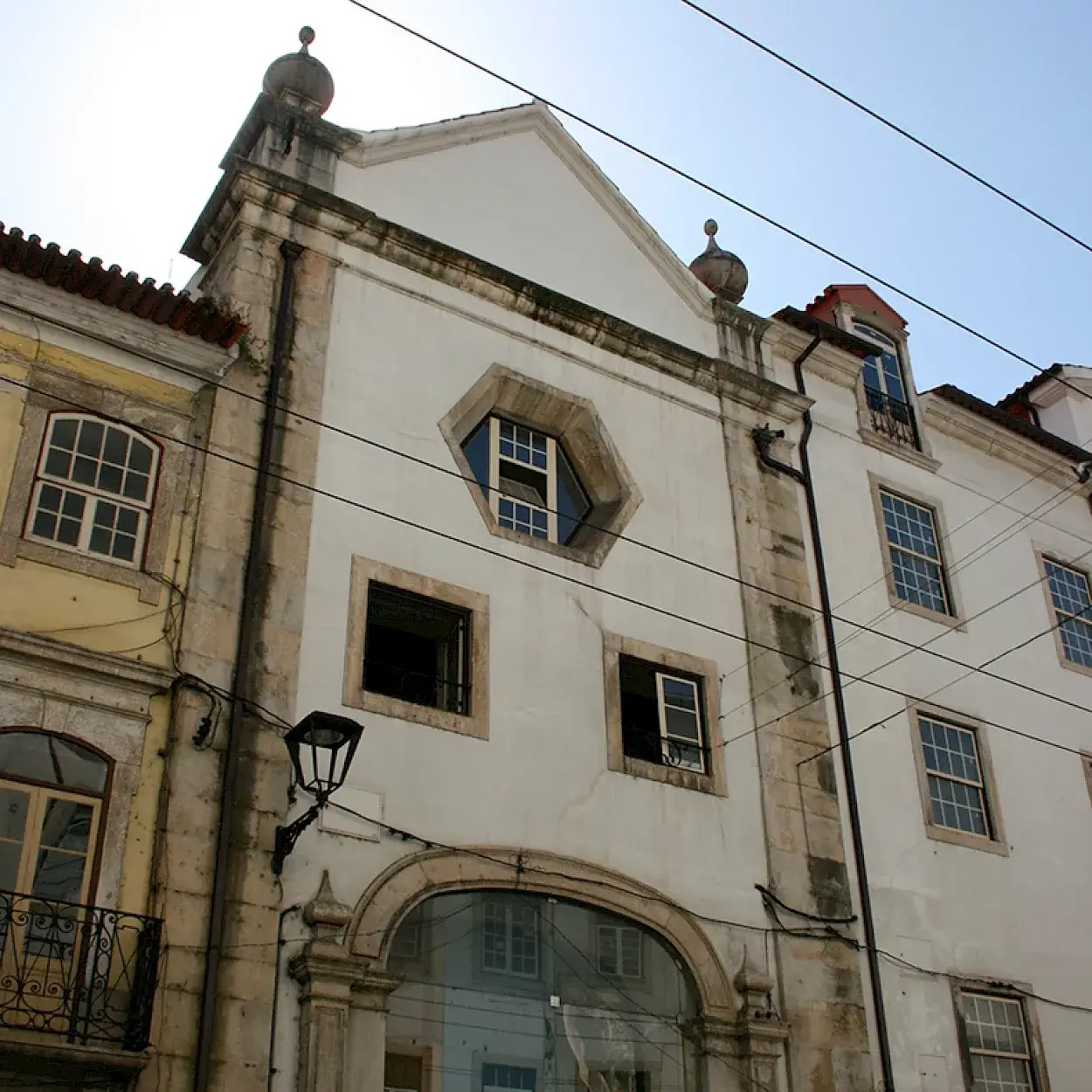 Colégio do século XVI da Rua da Sofia em Coimbra está à venda por mais de 1 milhão de euros