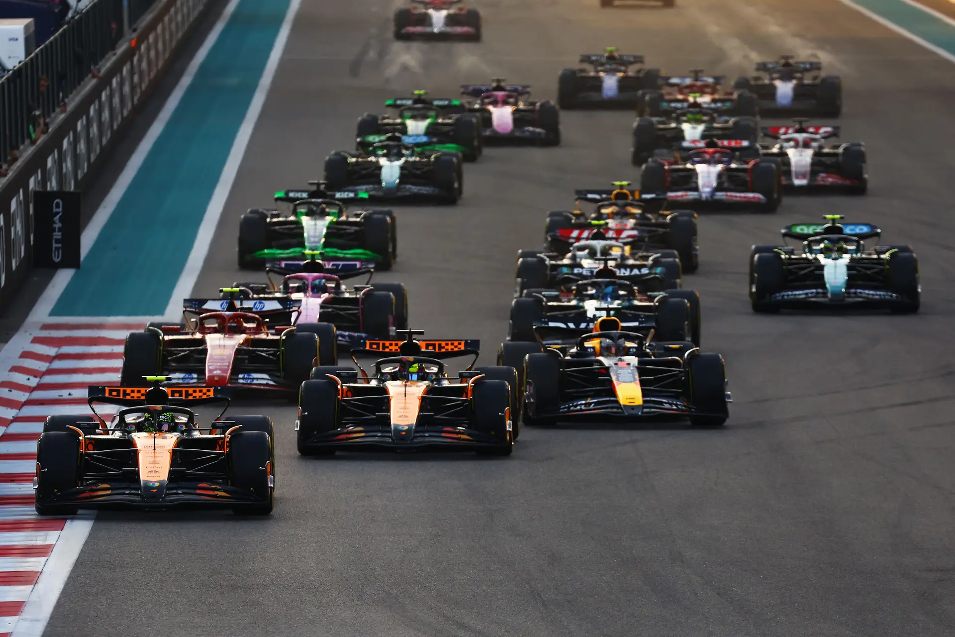Norris, Verstappen e Piastri disputam a liderança na primeira curva do GP de Abu Dhabi de 2024