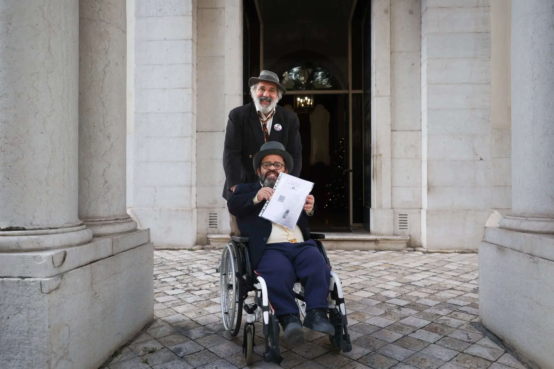 Manuel João Vieira entrega assinaturas no TC para formalizar candidatura