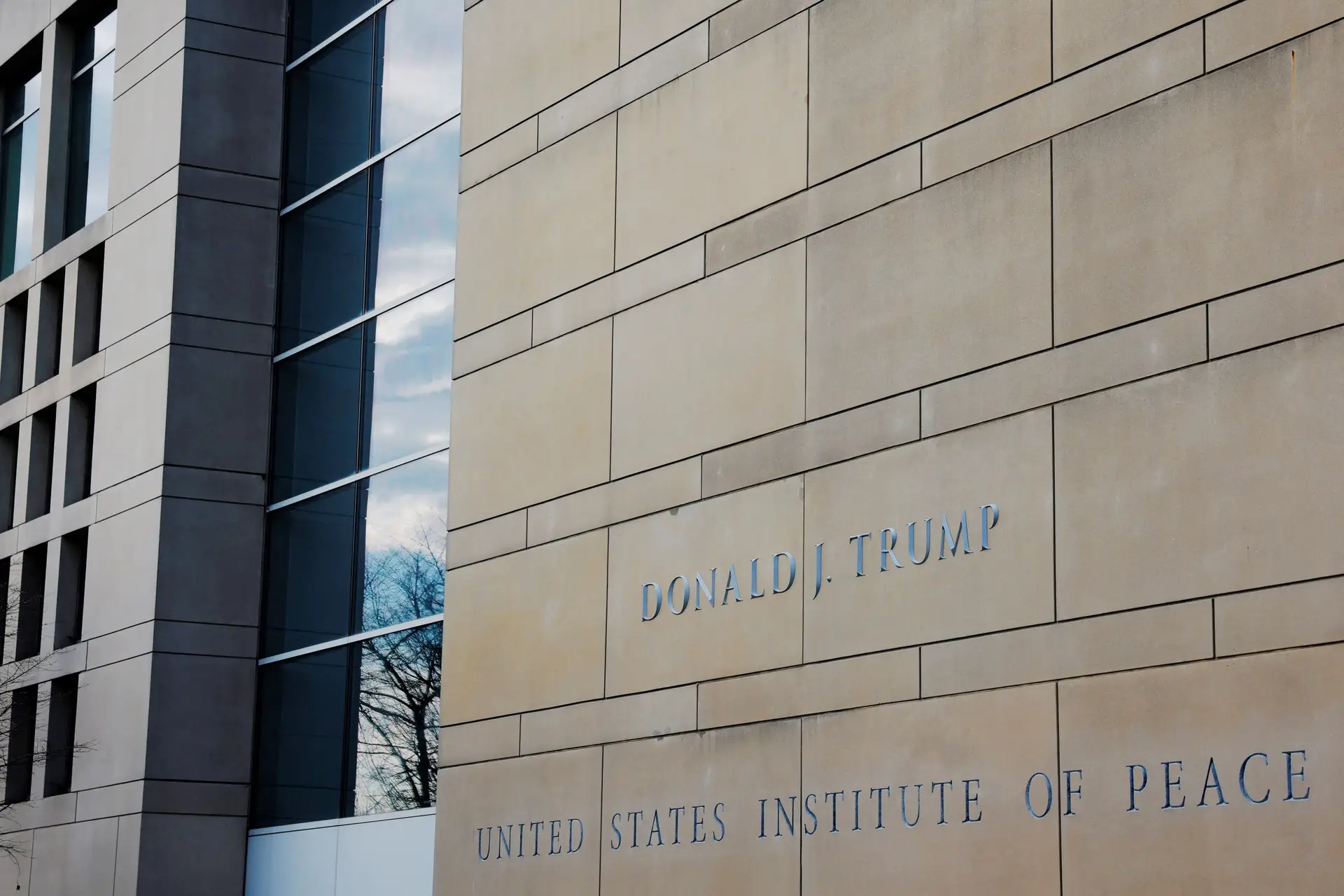 Na falta do Nobel... Trump dá o seu nome a um "Instituto da Paz"