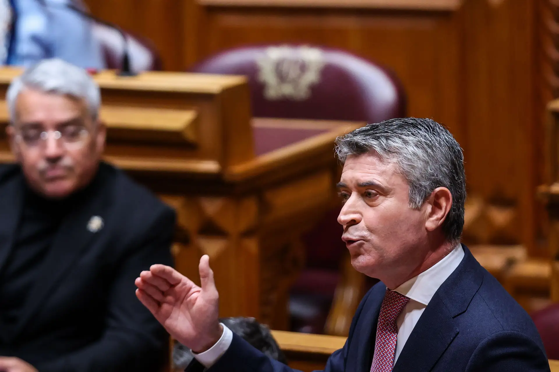 Carneiro acusa Montenegro de "lançar cenoura" aos trabalhadores com salário mínimo de 1.500€