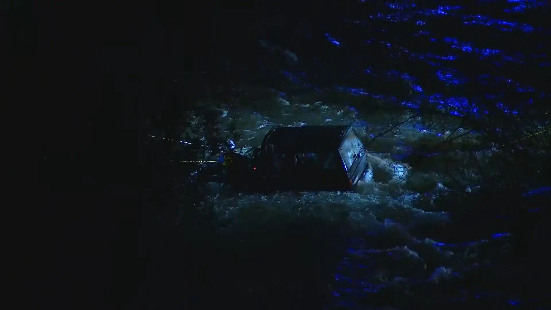 Jipe com cinco passageiros incluindo crianças preso num rio em Gondomar