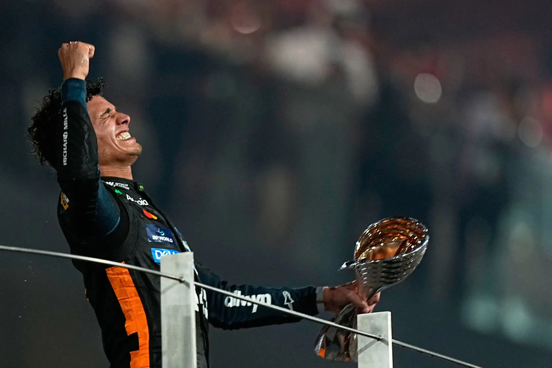 O piloto da McLaren, Lando Norris, do Reino Unido, celebra após se sagrar campeão mundial no Grande Prémio de Fórmula 1 de Abu Dhabi, no Circuito de Yas Marina, em Abu Dhabi, Emirados Árabes Unidos, no domingo, 7 de dezembro de 2025.
