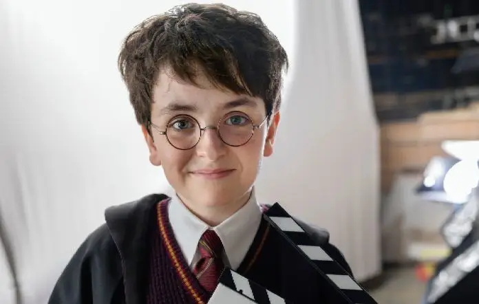 Na imagem divulgada pela HBO Max, Dominic McLaughlin aparece vestido com o icónico uniforme da Escola de Magia e Bruxaria de Hogwarts, usado pelo personagem Harry Potter nos filmes inspirados na saga de livros de J.K. Rowling.