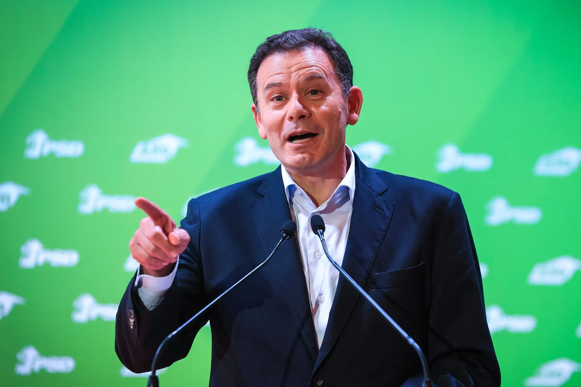 Montenegro garante que "não haverá favoritismo" mesmo que Marques Mendes tenha sido presidente do PSD