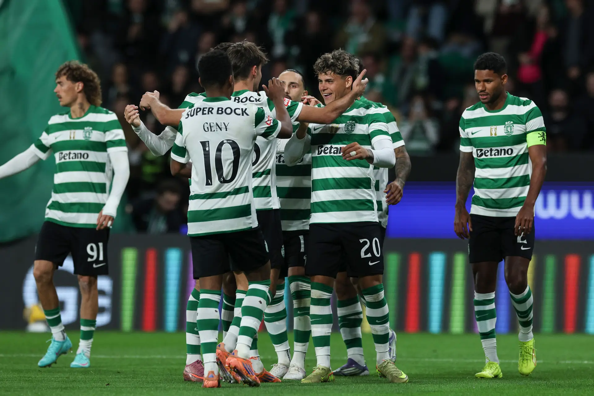 Sporting goleia AVS e pressiona líder FC Porto