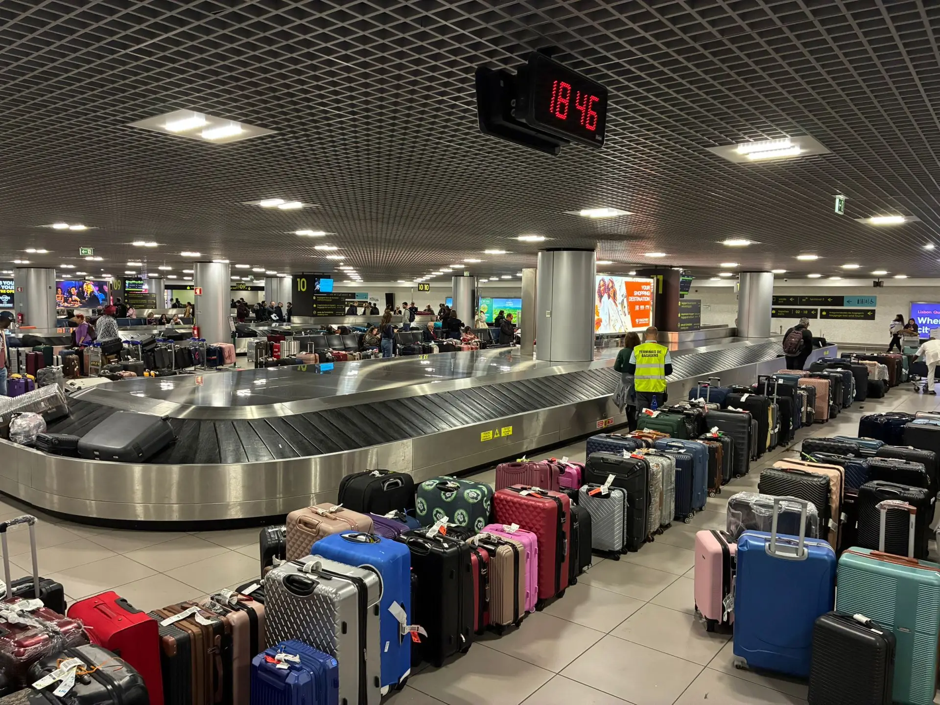 Centenas de malas acumulam-se no Aeroporto de Lisboa devido a atrasos no controlo de passaportes