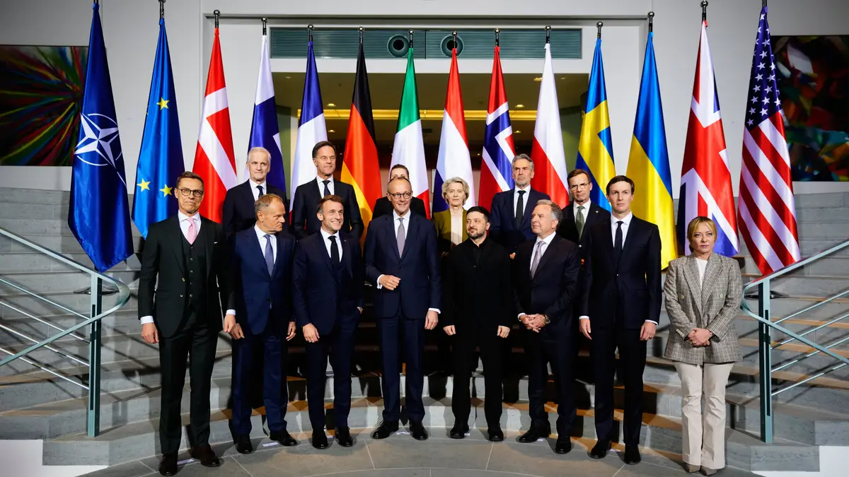 O Presidente da Finlândia, Alexander Stubb, o Primeiro-Ministro da Polónia, Donald Tusk, o Presidente de França, Emmanuel Macron, o Chanceler da Alemanha, Friedrich Merz, o Presidente da Ucrânia, Volodymyr Zelenskyy, Steve Witkoff, Jared Kushner, a Primeira-Ministra de Itália, Giorgia Meloni, na primeira fila da esquerda para a direita, Onas Gahr, o Secretário-Geral da NATO, Mark Rutte, a Primeira-Ministra da Dinamarca, Mette Frederiksen, Ursula von der Leyen, o Primeiro-Ministro da Holanda, Dick Schoof, e o Primeiro-Ministro da Suécia, Ulf Kristersson, na segunda fila da esquerda para a direita, posam juntos na Chancelaria em Berlim, Alemanha, na segunda-feira, 15 de dezembro de 2025.