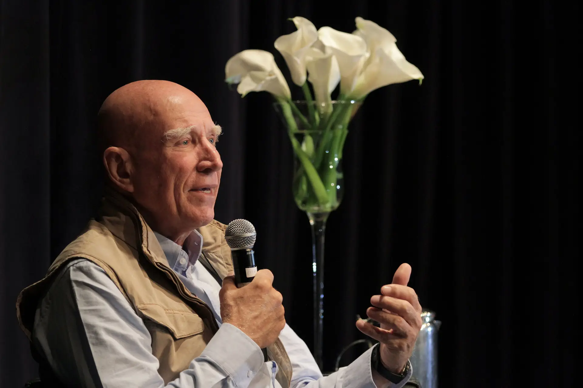 Sebastião Salgado, fotógrafo brasileiro, considerado um dos expoentes máximos da fotografia mundial. Foi fotógrafo das agências de fotografia Sygma, Gamma e Magnum, e fundador, com a mulher, da Amazonas Images e do Instituto Terra para a reflorestação da Mata Atlântica brasileira. Aos 81 anos.