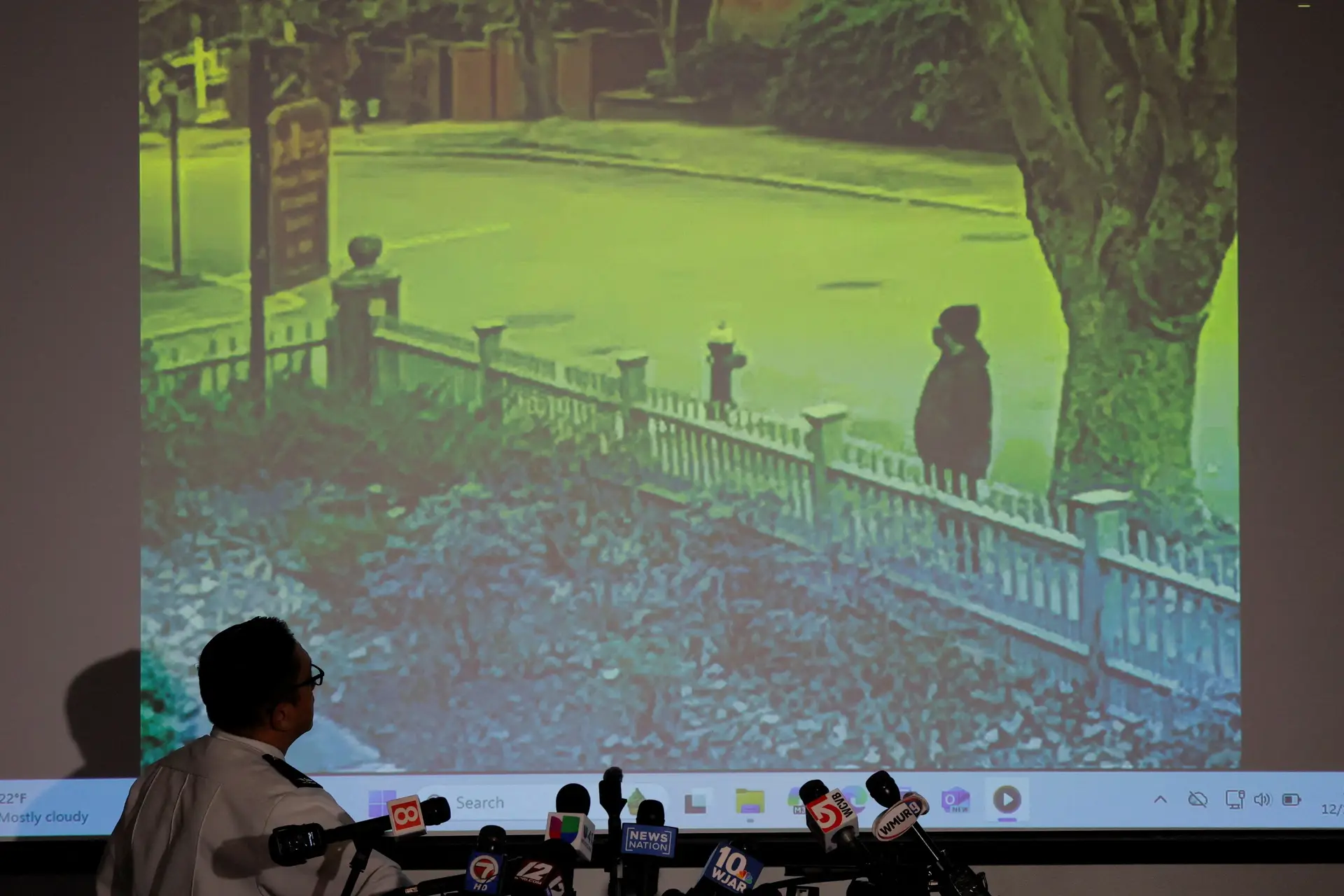 Polícia divulga novas imagens do autor do ataque na Universidade de Brown