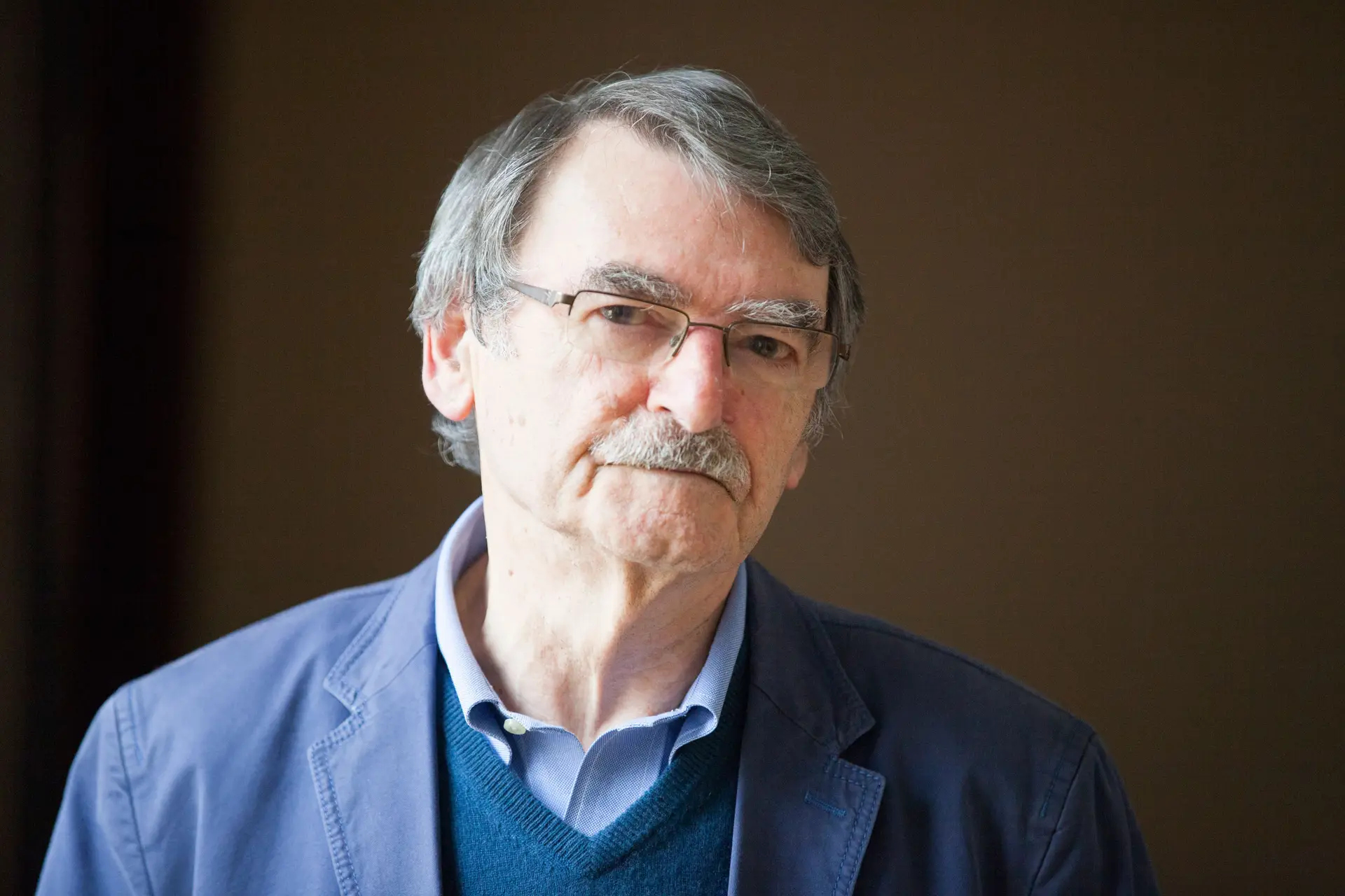 David Lodge, escritor britânico, popularizado por uma trilogia de romances num ambiente universitário. Aos 89 anos.