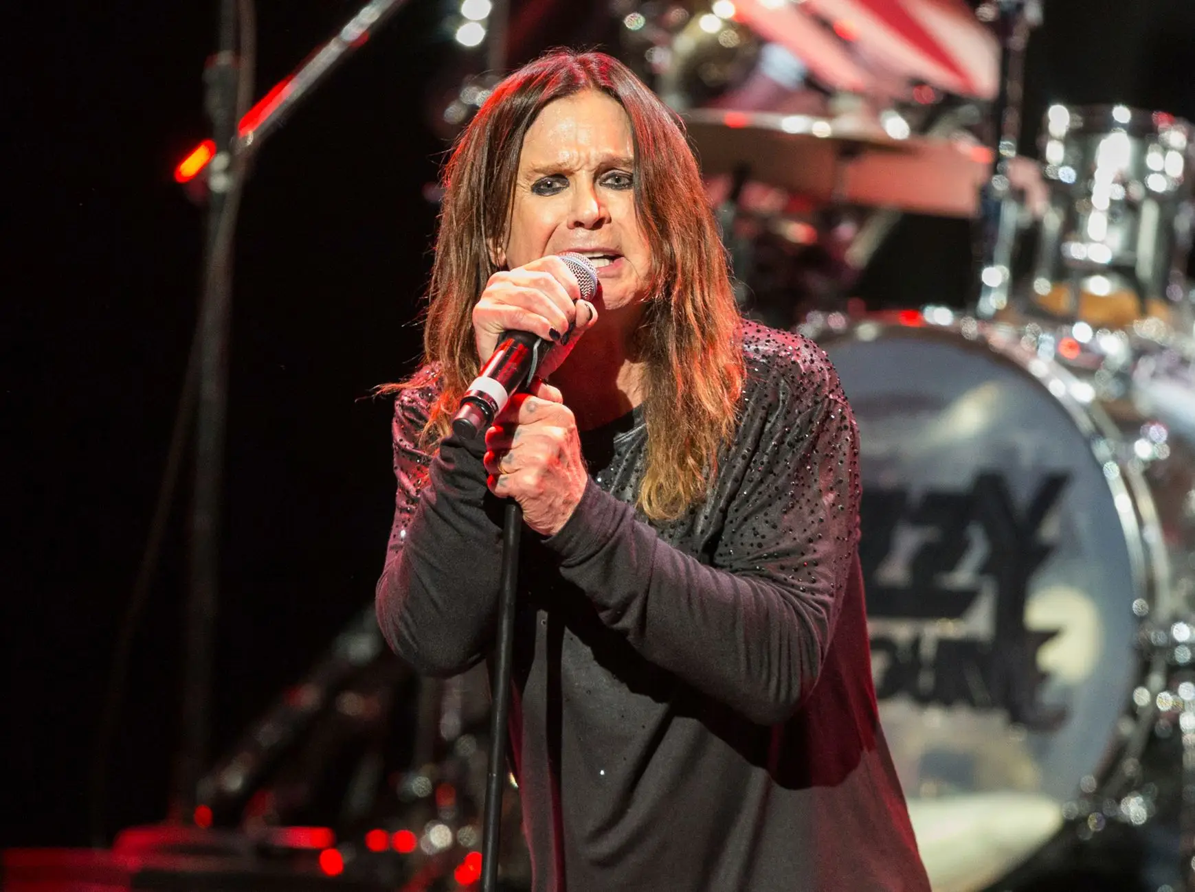 Ozzy Osbourne, músico britânico, lenda do 'heavy metal', vocalista dos Black Sabbath. Aos 76 anos.