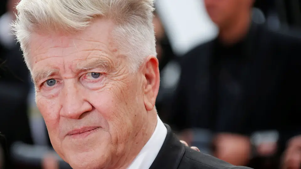 David Lynch, cineasta norte-americano, realizador de "Veludo Azul" (1986), "Twin Peaks" (1989), "Mulholland Drive" (1999) e "Estrada Perdida" (1997), entre outros. Aos 78 anos.