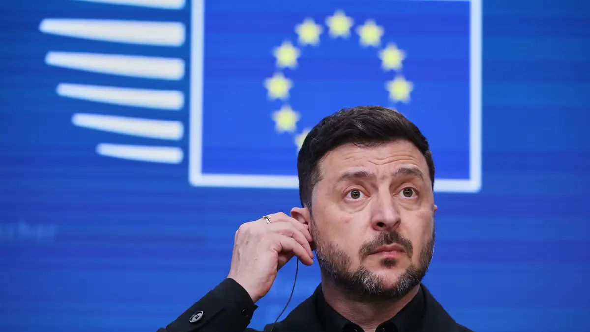 O Presidente da Ucrânia, Volodymyr Zelenskyy, prepara-se para participar numa conferência de imprensa durante a Cimeira da UE em Bruxelas, quinta-feira, 18 de dezembro de 2025.