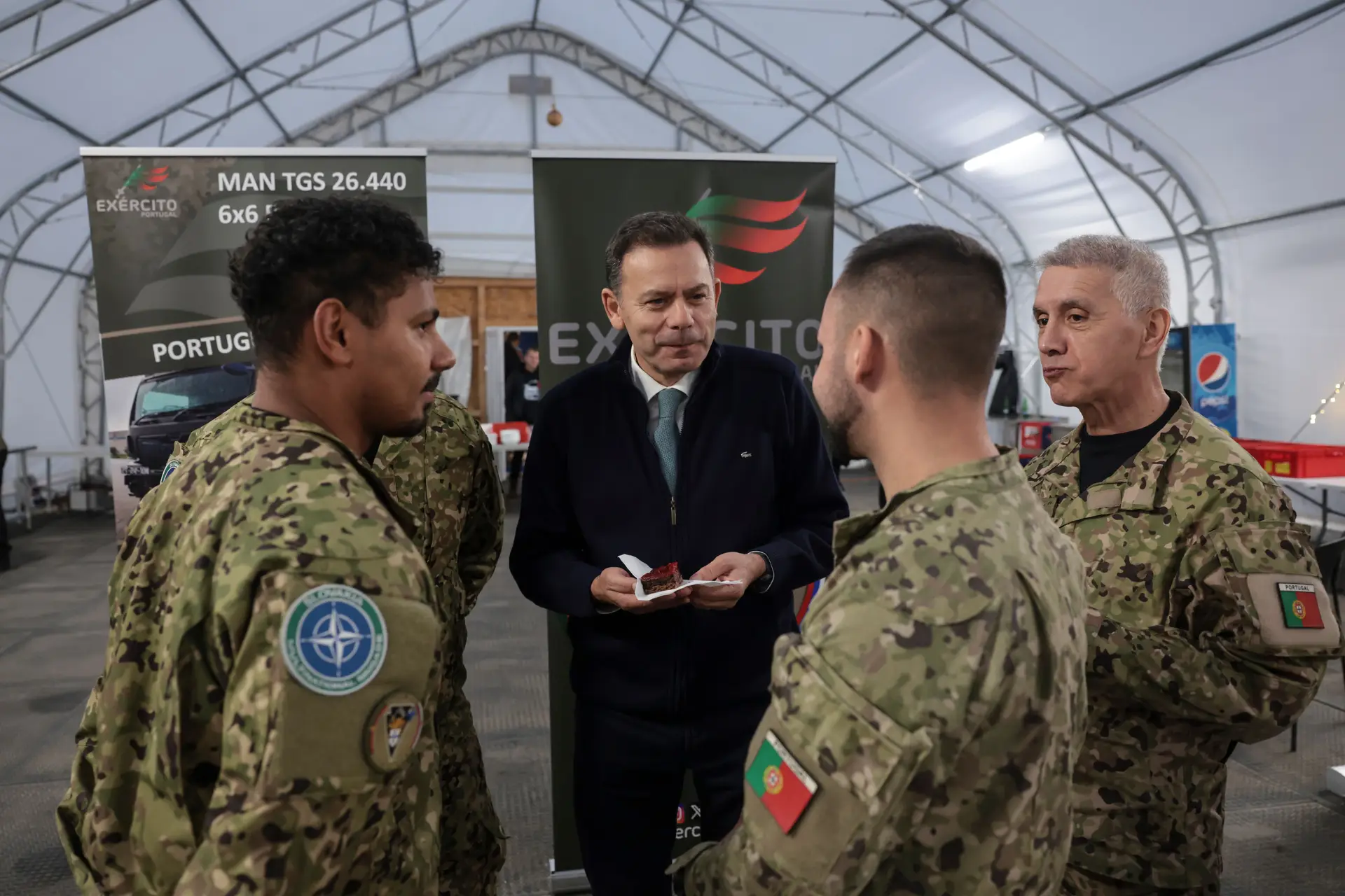 "Estar ao lado dos aliados": Montenegro visita tropas portuguesas na Eslováquia