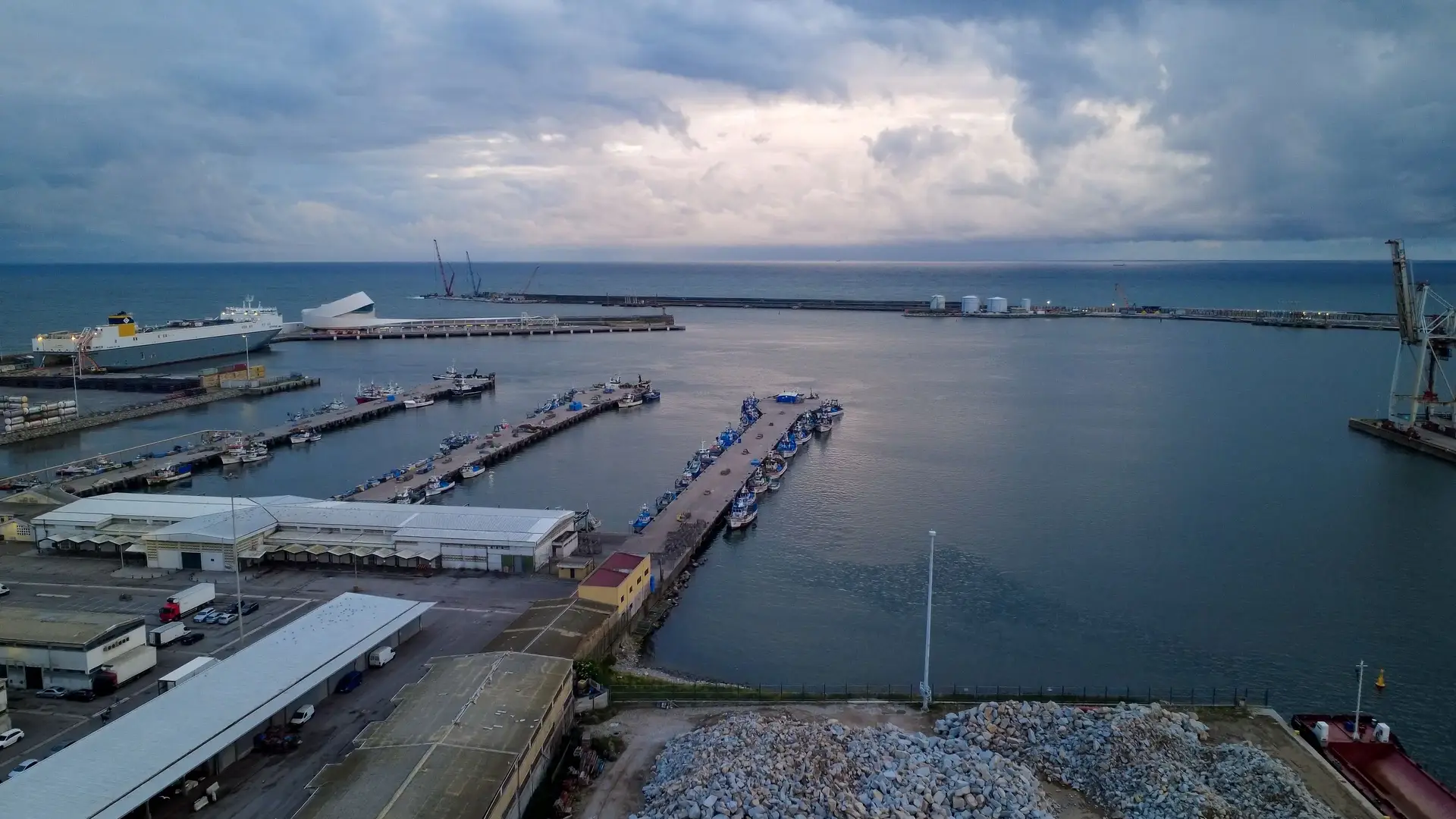 Centenas de contentores estão a acumular-se no Porto de Leixões