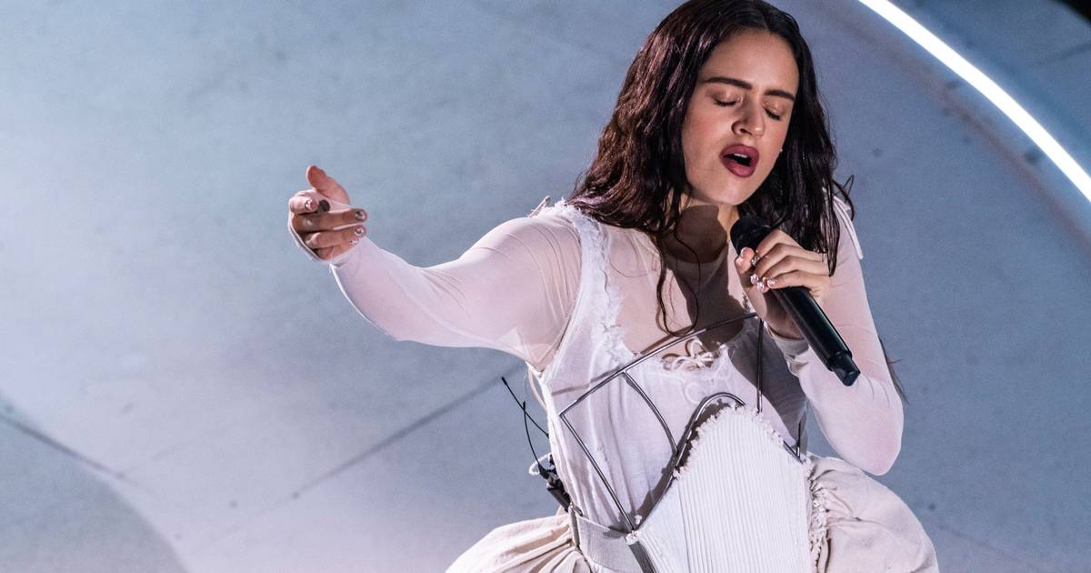 Vómitos nos bastidores e muitas dores: Rosalía sente-se mal e teve de interromper concerto