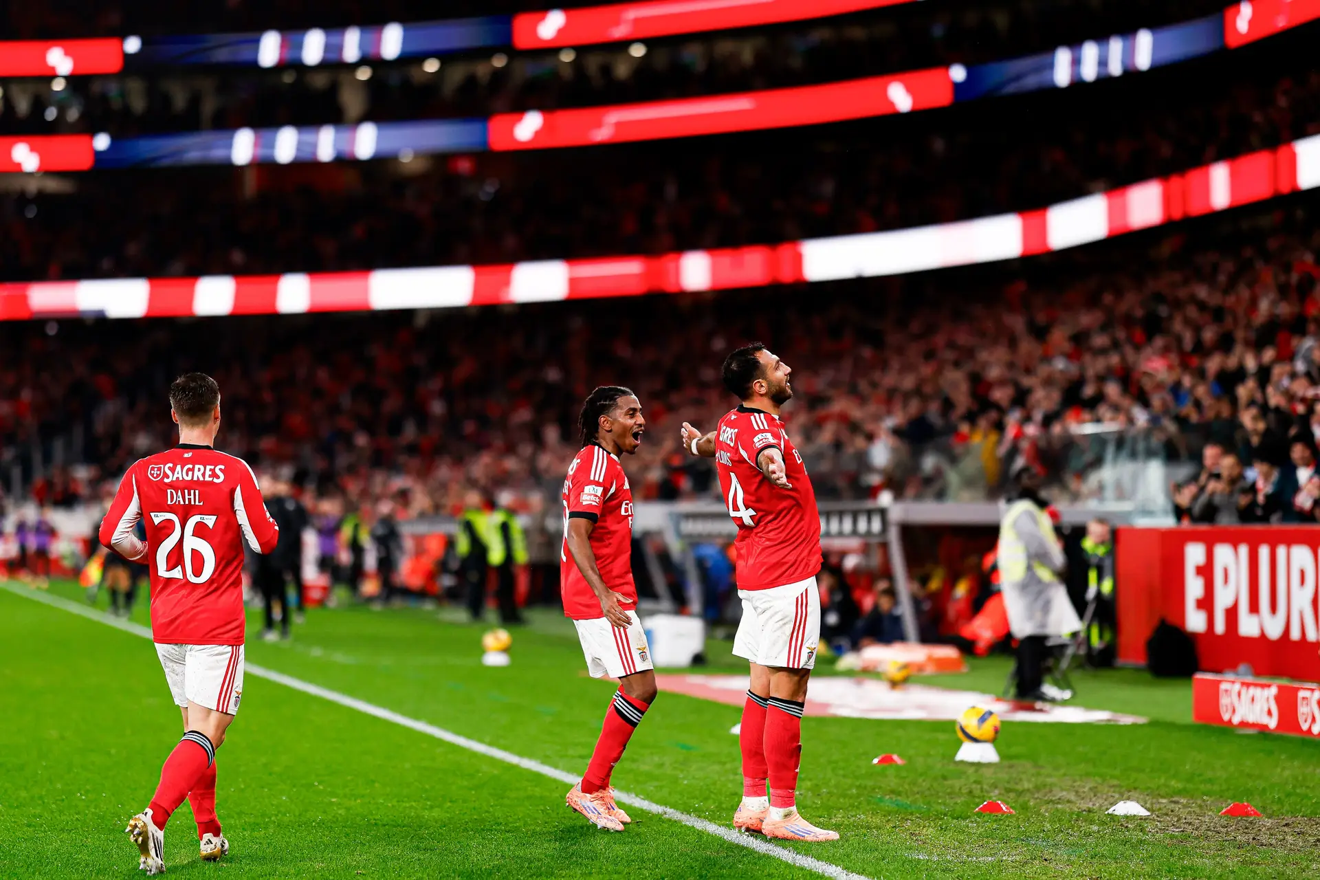 Benfica vence o Estoril na Luz e aproxima-se do rival Sporting