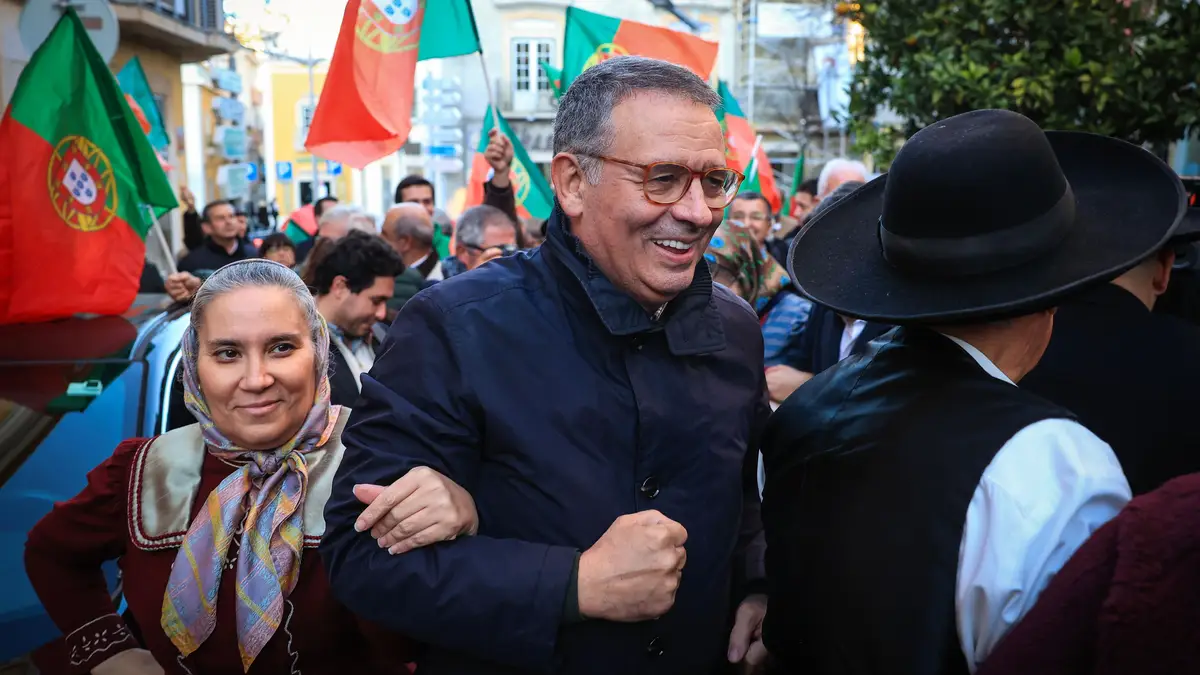 O candidato às eleições presidenciais, António José Seguro, dança um corridinho durante um passeio na baixa de Loulé, 05 de janeiro de 2026.
