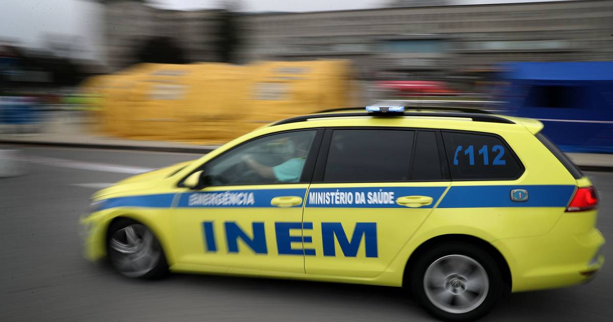 Acidente na A24: colisão entre ligeiro e autocarro faz um morto e um ferido grave