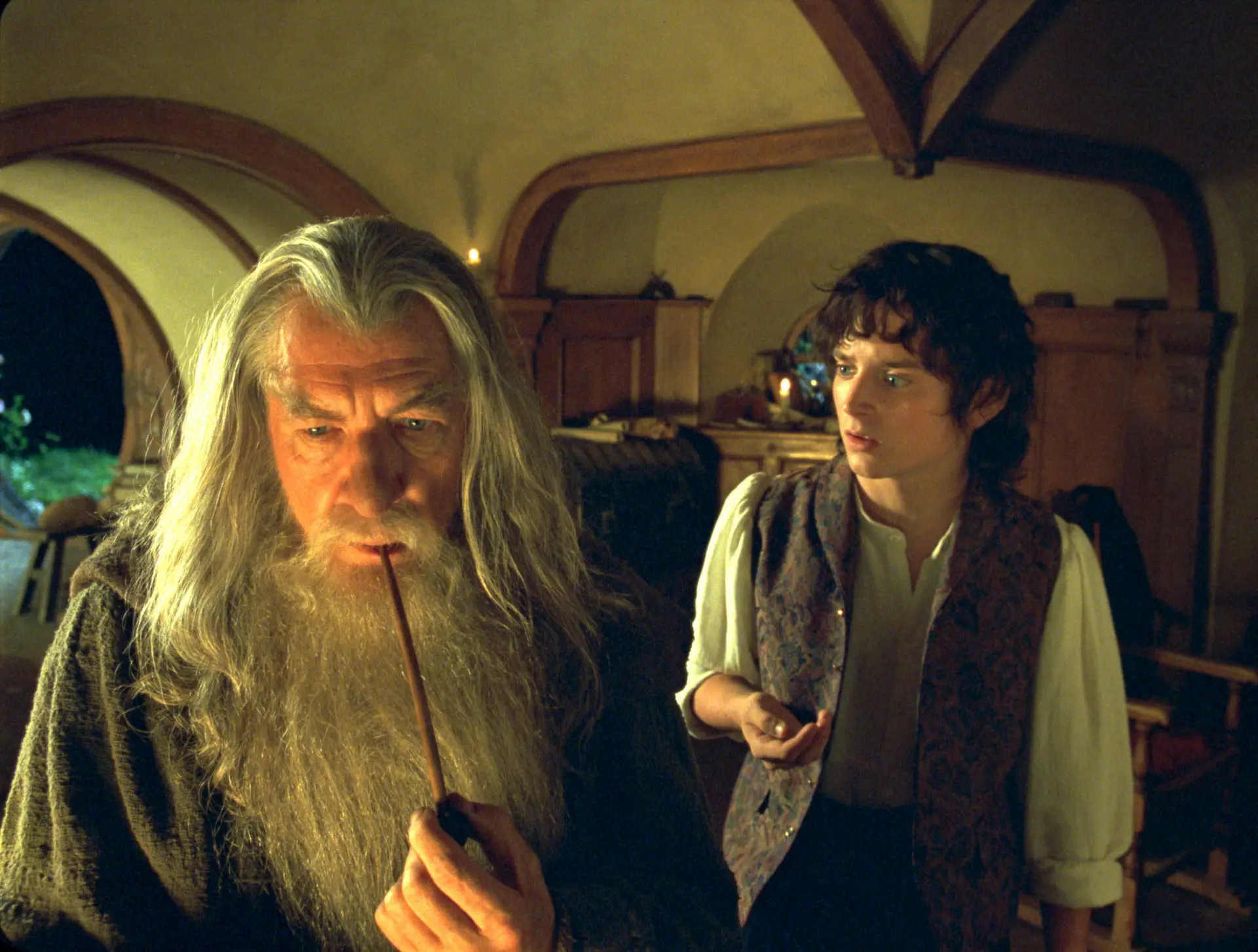 Os atores Ian McKellen, no papel de Gandalf, e Elijah Wood, como Frodo, no primeiro filme da trilogia, "O Senhor dos Anéis: A Irmandade do Anel", de 2001.