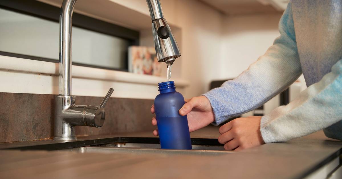 Há quanto tempo não lava a garrafa de água? Pode estar a beber milhões de bactérias