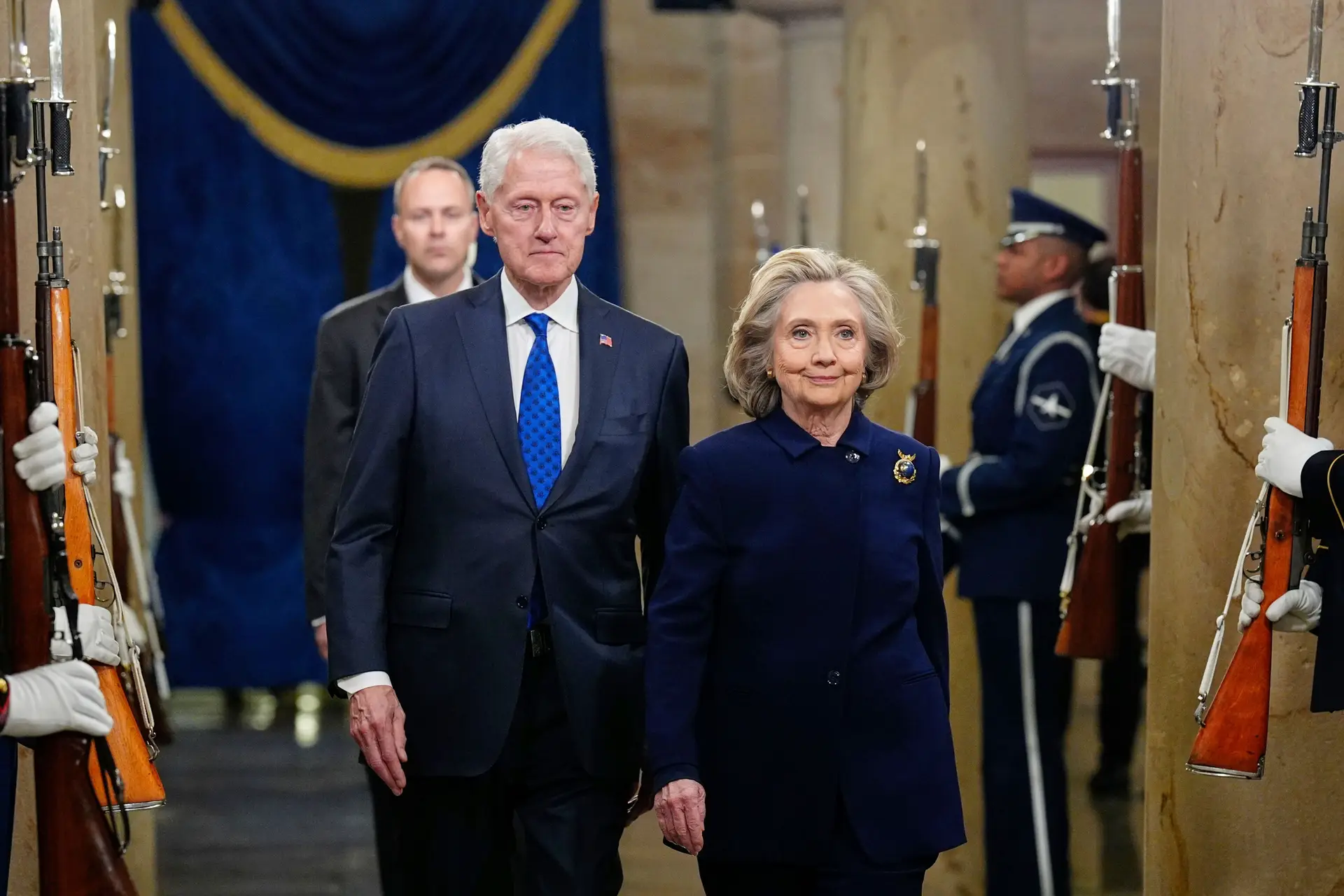 Bill e Hillary Clinton aceitam depor no Congresso sobre caso Epstein 