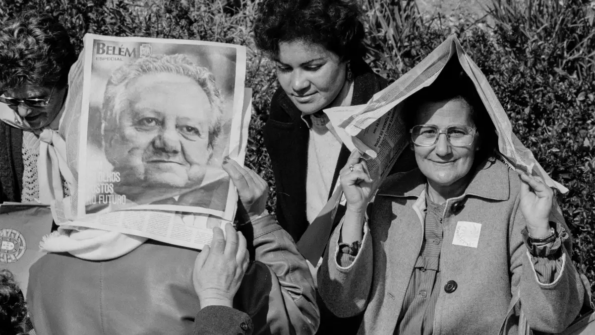 Retrato de Mário Soares na capa de um jornal nas mãos de apoiantes, no dia da sua tomada de posse como Presidente da República, 9 de março de 1986, Lisboa