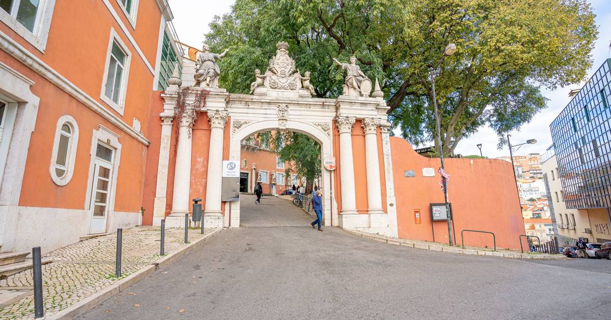 Manifestação no São José: utentes denunciam agravamento do acesso aos cuidados de saúde no SNS